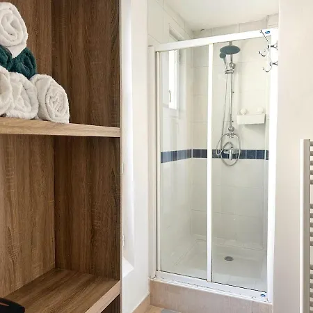 Celine 31 Bright Between Champs Elysee And Eiffel Tower パリ