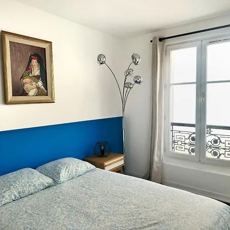 Celine 31 Bright Between Champs Elysee And Eiffel Tower *