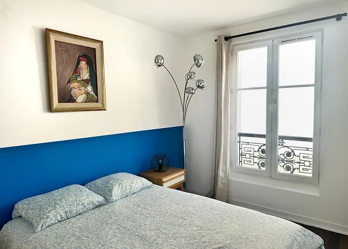 Celine 31 Bright Between Champs Elysee And Eiffel Tower *